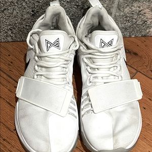 Lightly used mens Nike PG 1 basketball shoes.